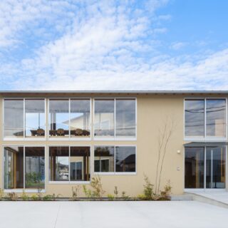 南側から見た外観。右下が入口。１階には機能訓練室を配置し、大きさを変えながら並ぶ連続窓を設けた。２階は事務室。下から延長するような窓を設けることで１階２階がひとつの空間にも見える。中庭側にも同じように窓を計画。視線が反対側へ抜け、オープンな雰囲気が表現されている