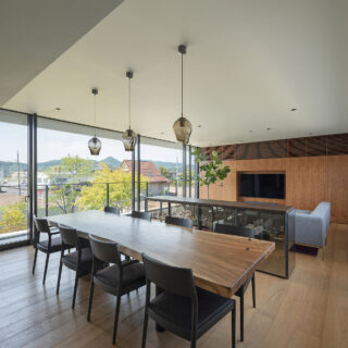 2階LDKからの眺めは見事。テレビがある壁面の裏は寝室。音を考慮し壁には防音材を入れ、一面収納とした