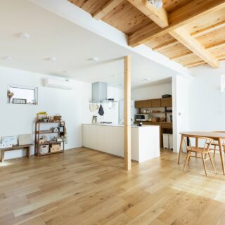 1階LDK。現在はダイニングをプレイスペースに、リビングにダイニングテーブルを置いている。空間を大らかに計画しているからこそ、自由に配置を変えられると一原さん