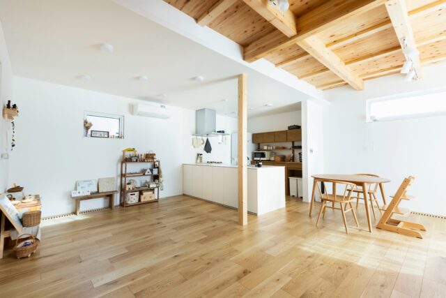 1階LDK。現在はダイニングをプレイスペースに、リビングにダイニングテーブルを置いている。空間を大らかに計画しているからこそ、自由に配置を変えられると一原さん