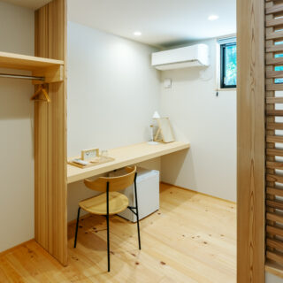 C棟個室は、天井高を抑えた落ち着いた空間。こちらも自然素材をふんだんに使用しており、快適に過ごせる。コンパクトな空間ながら、広めのデスクなど設備が充実しているのも魅力
