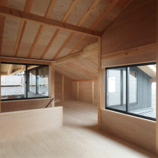 2階。北向きの低い勾配天井の空間（写真奥）と南向きの高い勾配天井の空間（写真手前）が繋がっている。仕切りを作らないことで、気分によって自由に使うことができる。将来の生活スタイルが変わっても対応可能だ