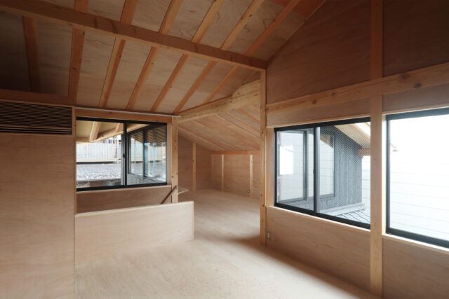 2階。北向きの低い勾配天井の空間（写真奥）と南向きの高い勾配天井の空間（写真手前）が繋がっている。仕切りを作らないことで、気分によって自由に使うことができる。将来の生活スタイルが変わっても対応可能だ