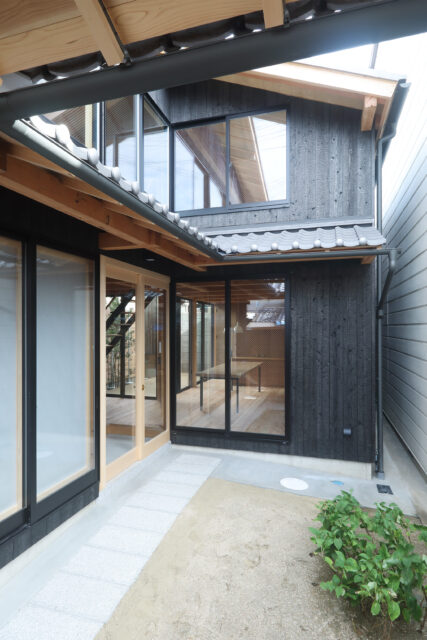 門扉を開けて入ると、すぐに前庭が。軒下の通路を通り、玄関に。典型的な京町家のイメージと重なる