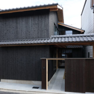 前面道路に面する場所に、あえて窓は設けなかった。道路が西側となるため、西日を避けるためだ。窓がない西側に収納を集めている。一方で2つの庭に面する場所は大開口の窓を設置しているため、室内は明るく風が吹き抜ける空間となっている