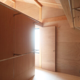 家族全員分の収納が可能となる、広大なWIC。収納を一か所にまとめることで、その他のスペースを有効に使うことが可能となった