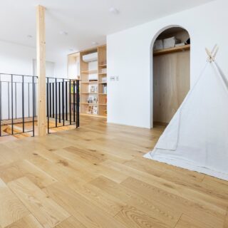 2階、夫妻の寝室。画像右奥はクローゼット。DIYがお好きなお施主さまのため棚など造作しやすいよう計画