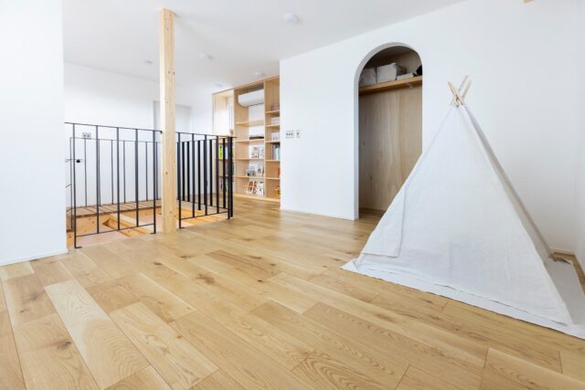 2階、夫妻の寝室。画像右奥はクローゼット。DIYがお好きなお施主さまのため棚など造作しやすいよう計画