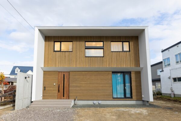 エッジの効いた庇にぐるりと囲まれた家 パッシブ効果で、夏涼しく冬暖かな住まい