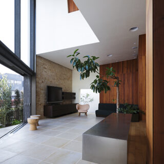 リビング最高天井高７ｍ、２層吹き抜けで抜群の開放感。目の前には幅6.2m×高さ6.6ｍの大きなガラス窓があり外の景色を存分に楽しめる。
