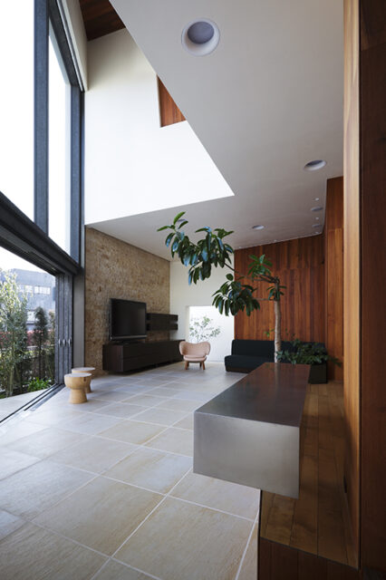 リビング最高天井高７ｍ、２層吹き抜けで抜群の開放感。目の前には幅6.2m×高さ6.6ｍの大きなガラス窓があり外の景色を存分に楽しめる。
