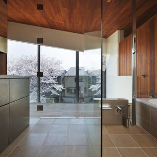 大開口により、２階からも桜を見下ろせる。廊下に面したバスルームはあえてガラス張りに。風呂に浸かりながら花見ができる、なんとも贅沢な空間だ。
