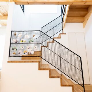 階段。階段下のガラリから暖気を出し、部屋を快適に保つ。床も暖かく、裸足が気持ちよい