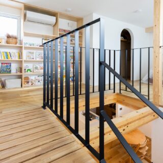2階、階段を上がった正面の壁面に棚を造作。空間を繋げたおかげで中央のエアコン一台で家中を快適に保てる