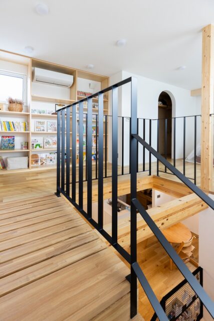 2階、階段を上がった正面の壁面に棚を造作。空間を繋げたおかげで中央のエアコン一台で家中を快適に保てる