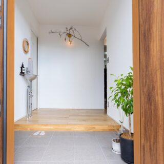 玄関。土間スペースは左に設けられたシューズクローゼットにも伸びる。右奥の開口を進むとLDKがある。あえて仕切り戸を設けず、LDKの開放的な雰囲気を強調した