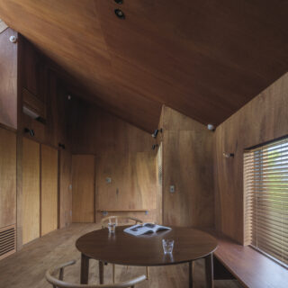 床はナラ、天井と壁はラワン合板と、内装は木材で統一。同系素材で囲むことで守られているような安心感を演出した。ラワン合板は丁寧に施工された突きつけ仕上げで、目地を目立たなくしている。節も少ないので面がきれいに見え、木の重さを感じないナチュラルな空間に仕上がった