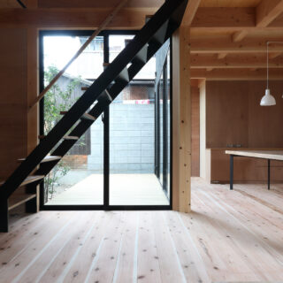 旧来の町家は柱と柱の間に障子がある構造。そのイメージを踏襲してサッシの枠が目に入らないよう、柱を切り欠いて枠を埋め込むなどの工夫がなされている。奥庭には1.5ｍの庇があり、その下にはウッドデッキが。外で食事などができるようになっている