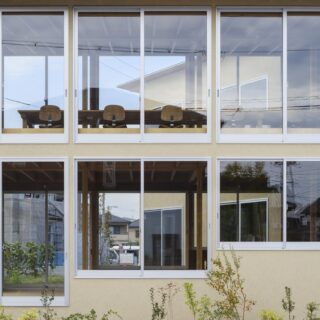 １階、機能訓練室、2階、事務室。デイサービスだけでなく、施設全体をオープンな雰囲気にしたかったと橋本さん。窓に向かって真っすぐ伸びる梁が、素直に街と向き合いたいという思いを表現している