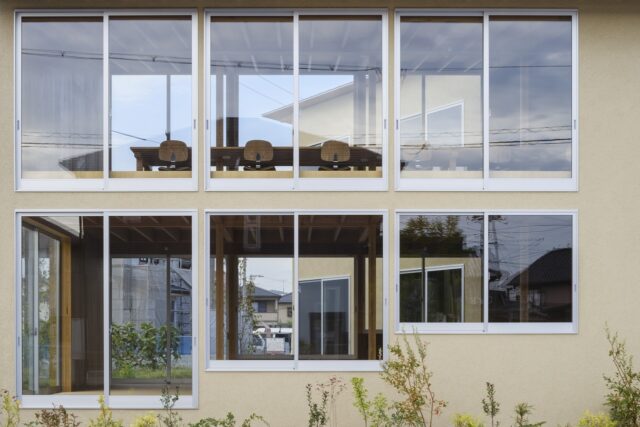 １階、機能訓練室、2階、事務室。デイサービスだけでなく、施設全体をオープンな雰囲気にしたかったと橋本さん。窓に向かって真っすぐ伸びる梁が、素直に街と向き合いたいという思いを表現している