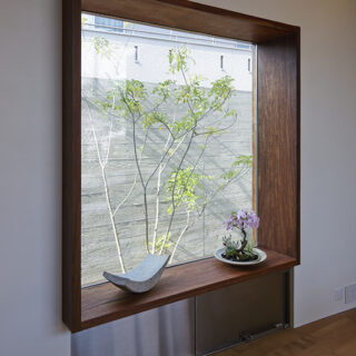 北側のアプローチに面した窓からも光が差し込む。額縁のようなFIX窓にしたため、通風は下のステンレスの小窓で行うという。
