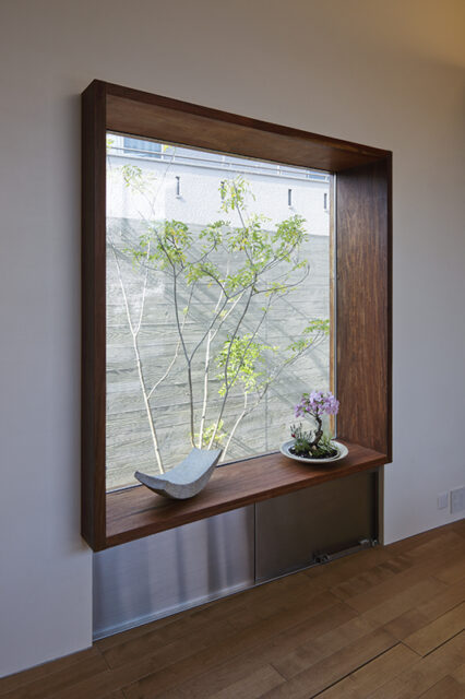 北側のアプローチに面した窓からも光が差し込む。額縁のようなFIX窓にしたため、通風は下のステンレスの小窓で行うという。
