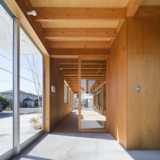 エントランスから機能訓練室を見る。エントランスは土間空間とした。建具はガラス戸に、最奥も開口。視線の抜けが得られるおかげで、機能訓練室は伸びやかな空間といった印象