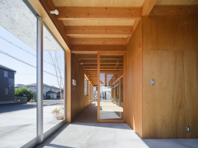 エントランスから機能訓練室を見る。エントランスは土間空間とした。建具はガラス戸に、最奥も開口。視線の抜けが得られるおかげで、機能訓練室は伸びやかな空間といった印象