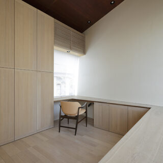 書斎は床と机はタモ材で一体化。天井には自然素材の柿渋を塗り、自然なムラを演出。テーブルは、テラスへの廊下にもなっているという。
