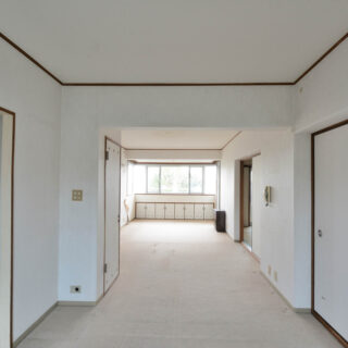 解体前の黒瀬邸。完成時からリフォームがほぼ未実施の築40年の物件は、価格がリーズナブルで、リノベーション費用を足してもコストを抑えることが可能に。大規模修繕が行われた直後というのも、中古物件を購入するにはベストなタイミングだったそう