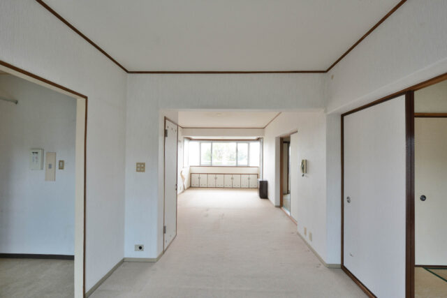 解体前の黒瀬邸。完成時からリフォームがほぼ未実施の築40年の物件は、価格がリーズナブルで、リノベーション費用を足してもコストを抑えることが可能に。大規模修繕が行われた直後というのも、中古物件を購入するにはベストなタイミングだったそう