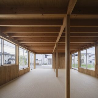 1階機能訓練室。最初から使い方をきっちり決めたくないという思いから、シンプルな空間につくり上げた。梁などの構造架構もシンプルな掛け方としたことで外部と素直に向き合い、繋がっている。全方向に開口しており、光や風などで五感が刺激される