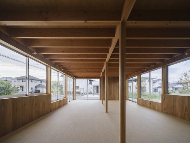 1階機能訓練室。最初から使い方をきっちり決めたくないという思いから、シンプルな空間につくり上げた。梁などの構造架構もシンプルな掛け方としたことで外部と素直に向き合い、繋がっている。全方向に開口しており、光や風などで五感が刺激される