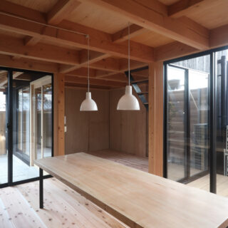 ダイニングから見た光景。左に前庭、右に奥庭。門扉を閉じると外からの視線が入らないため、庭に面した窓を常に全開放することができる。思いのほか開放的な空間だ