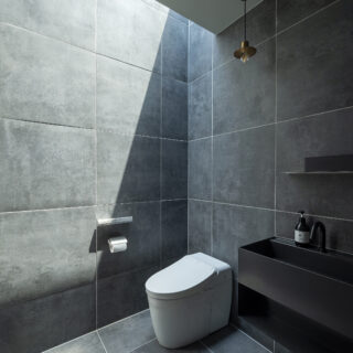 トップライトから自然光が入り明るい2階トイレ。将来を考慮し車いすでも使用できるよう十分な広さを確保