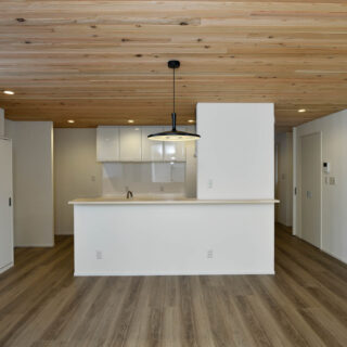 キッチンは、リビングが見渡せて回遊しやすいアイランド型を採用。背面やサイドに大きな収納を設け、食器や食材もたくさん納められる。