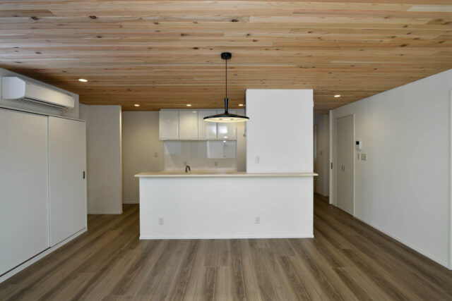 キッチンは、リビングが見渡せて回遊しやすいアイランド型を採用。背面やサイドに大きな収納を設け、食器や食材もたくさん納められる。