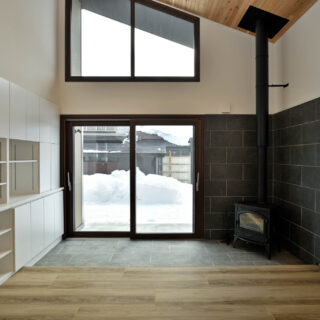 南側には、縁側のような土間が。デッキと合わせリビングの延長にもなるという。トリプルガラスの大窓と薪ストーブによって、土間が蓄熱され、冬の光熱費も驚くほど下がったとか。