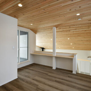 階段を上った先にある、客間やワーキングスペースとしても使える多目的室。ここから子世帯と共有のバルコニーにも出られる仕組み。