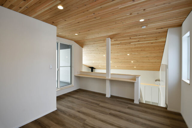 階段を上った先にある、客間やワーキングスペースとしても使える多目的室。ここから子世帯と共有のバルコニーにも出られる仕組み。
