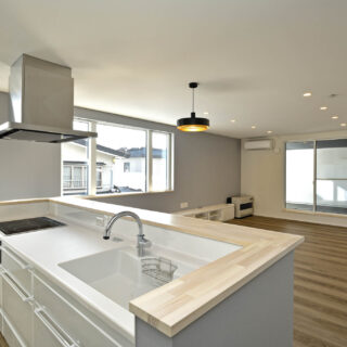 ２階のＬＤＫは約22畳。南側にはいくつも窓があり、太陽の光を導いている。キッチンはこちらもアイランド型で、回遊性も高い。