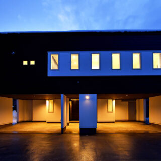 大人１人１台、計４台分のビルトインガレージをもつT邸。夜になり灯がつくとモダンさに拍車がかかる。