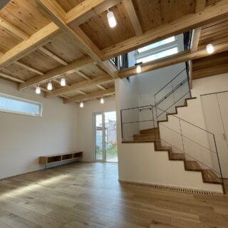 1階ダイニングからリビングを見る。南側にある窓から光が入り、室内はとても明るい。必ず窓は複数の方角に計画し、風通しをよくするという一原さん。空気の流れができ、換気が効率よくできる。画像左奥に見えるテレビ台はお施主さまの資料写真から一原さんがデザイン、造作した