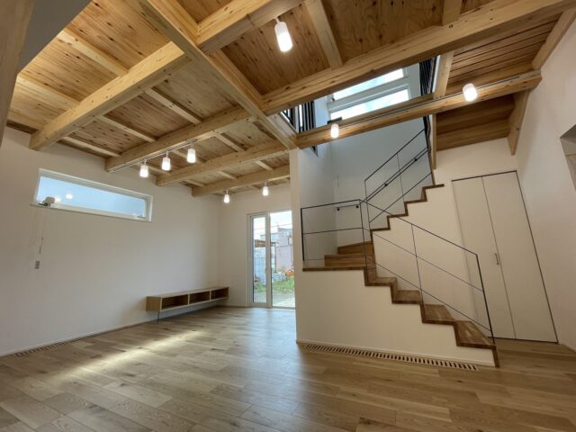 1階ダイニングからリビングを見る。南側にある窓から光が入り、室内はとても明るい。必ず窓は複数の方角に計画し、風通しをよくするという一原さん。空気の流れができ、換気が効率よくできる。画像左奥に見えるテレビ台はお施主さまの資料写真から一原さんがデザイン、造作した