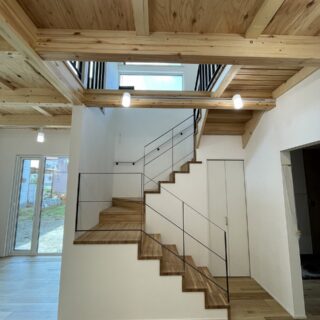 1階階段は2階までの吹き抜けとして計画。夫妻の寝室と繋がり、生活の場で常に家族の気配が感じられる