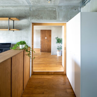 玄関ホールとの仕切りにはガラス入りの引き戸を採用。視線が真っすぐに抜け、空間の奥行きを感じられる