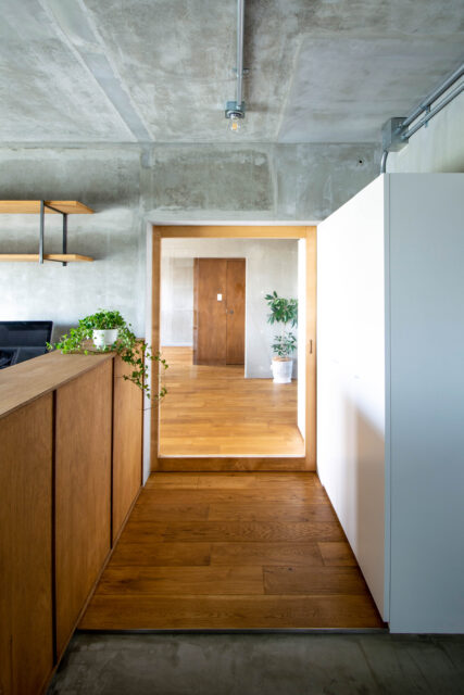 玄関ホールとの仕切りにはガラス入りの引き戸を採用。視線が真っすぐに抜け、空間の奥行きを感じられる