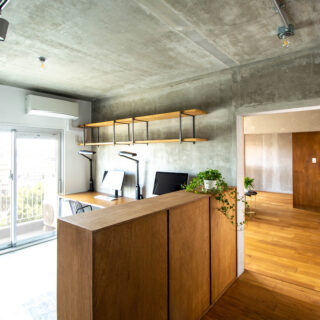 玄関横に設けたのは土足のまま上がれる土間のワークスペース。LDKにつながる引き戸を閉め切ることにより、独立した一部屋として利用することが可能だ。ワンフロアの中に少し奥まった落ち着ける空間があることで、自宅での仕事にも集中できるのだそう