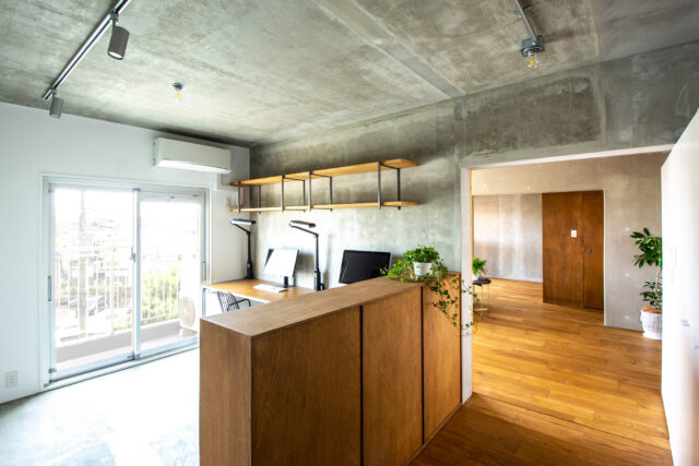 玄関横に設けたのは土足のまま上がれる土間のワークスペース。LDKにつながる引き戸を閉め切ることにより、独立した一部屋として利用することが可能だ。ワンフロアの中に少し奥まった落ち着ける空間があることで、自宅での仕事にも集中できるのだそう