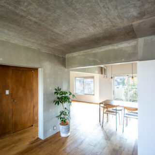 既存の間仕切りや扉を取り払った大きなワンルーム空間は、どこにいても家族の気配が感じられてお子さんを見守りやすい。「広い床の上をのびのびと走り回れるのもこの家のよさですね」と黒瀬さん。ぐるりと回遊できる動線もお子さんがワクワクできるポイント